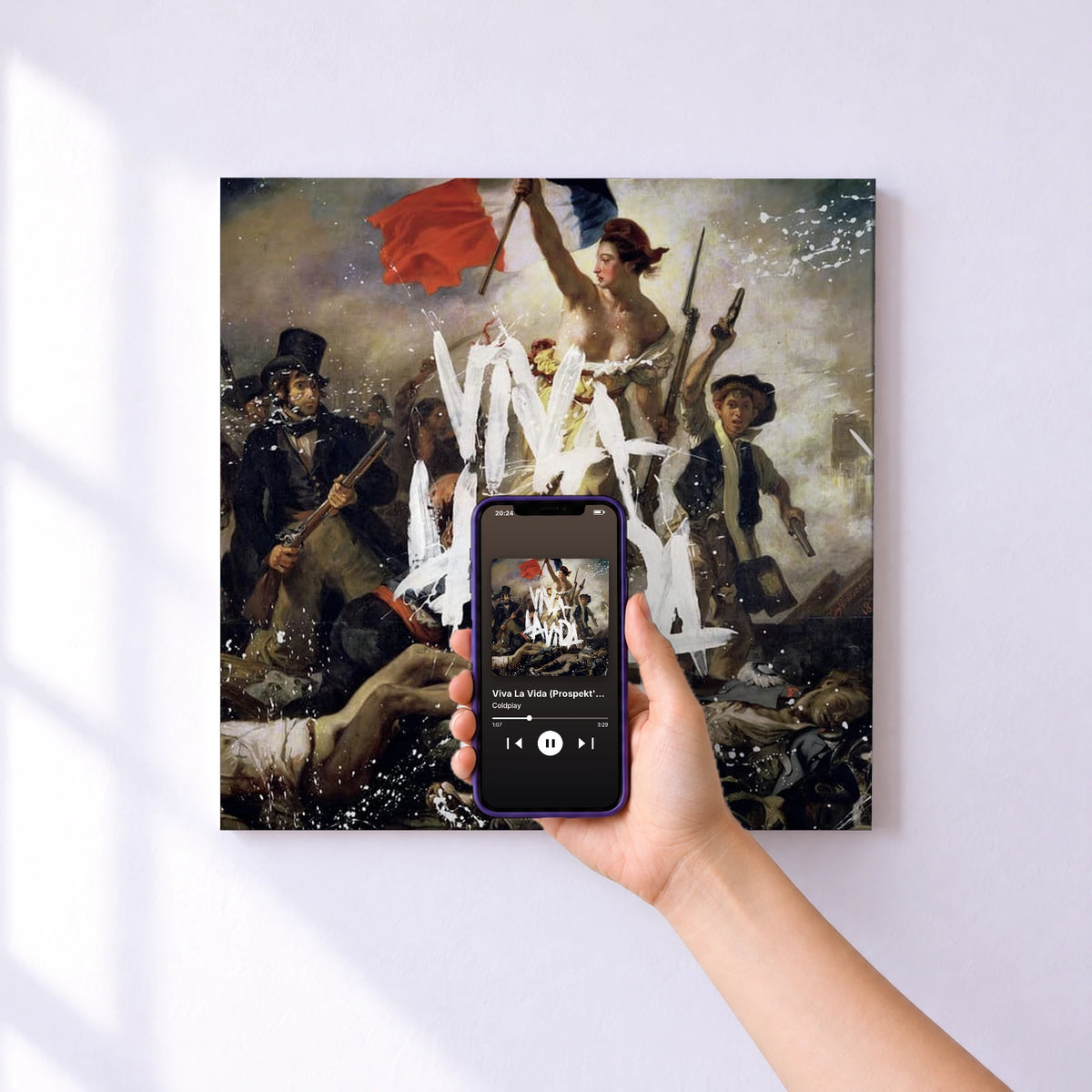 Affiche connectée Viva La Vida (Prospekt's March Edition) de Coldplay au mur : l'album se lance en approchant le téléphone