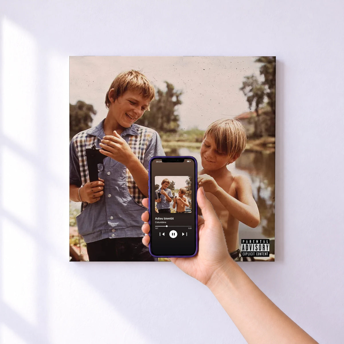 Affiche connectée Adieu bientôt de Columbine au mur : l'album se lance en approchant le téléphone