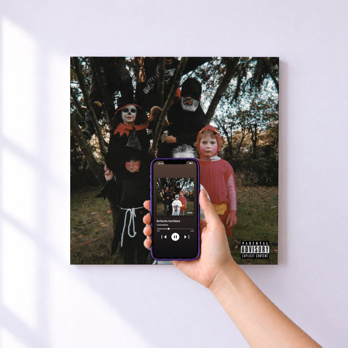 Affiche connectée Enfants terribles de Columbine au mur : l'album se lance en approchant le téléphone