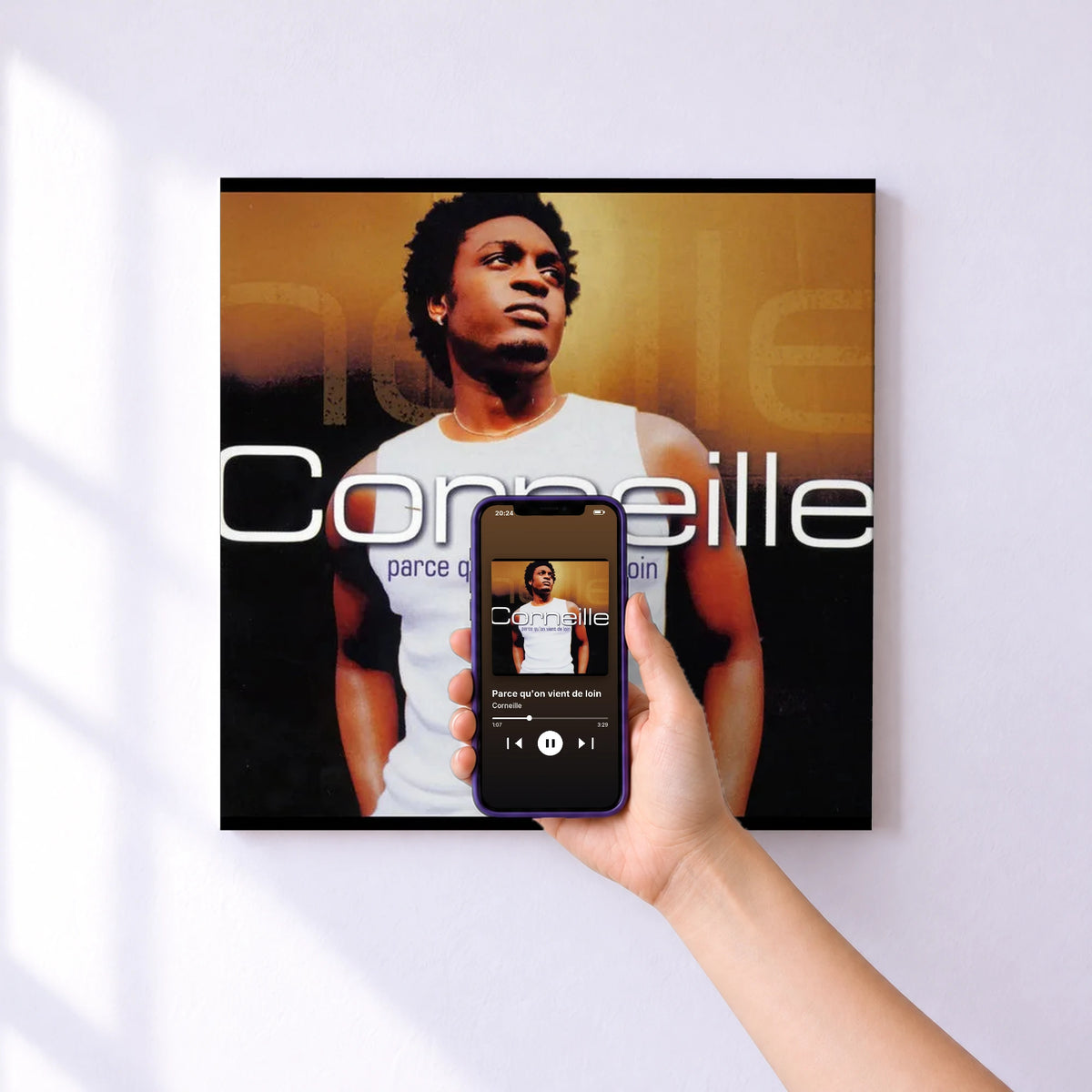 Affiche connectée Parce qu'on vient de loin de Corneille au mur : l'album se lance en approchant le téléphone