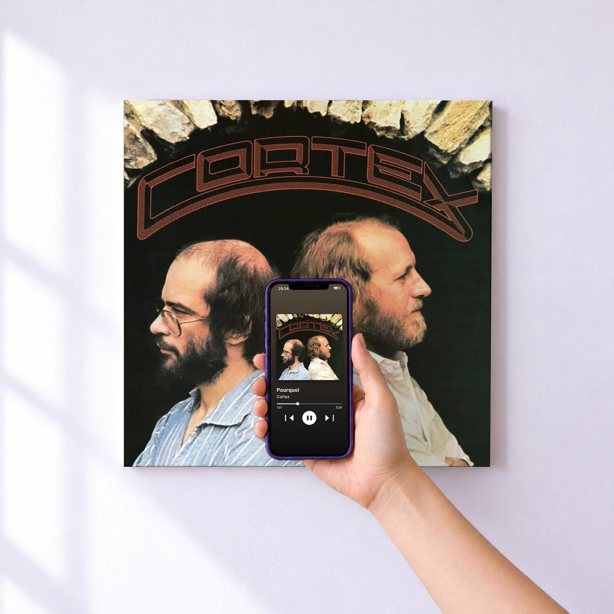 Affiche connectée Pourquoi de Cortex au mur : l'album se lance en approchant le téléphone