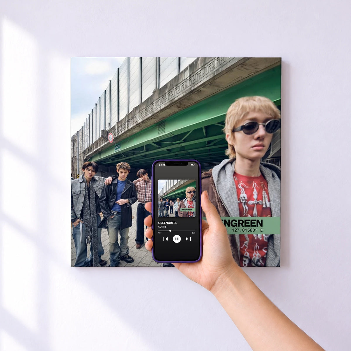 Affiche connectée GREENGREEN de CORTIS au mur : l'album se lance en approchant le téléphone