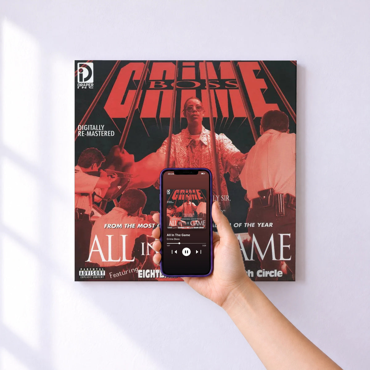 Affiche connectée All In The Game de Crime Boss au mur : l'album se lance en approchant le téléphone