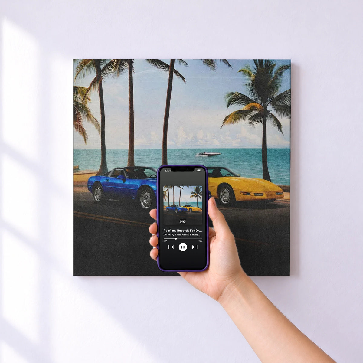 Affiche connectée Roofless Records For Drop Tops: Disc 2 de Curren$y & Wiz Khalifa & Harry Fraud au mur : l'album se lance en approchant le téléphone