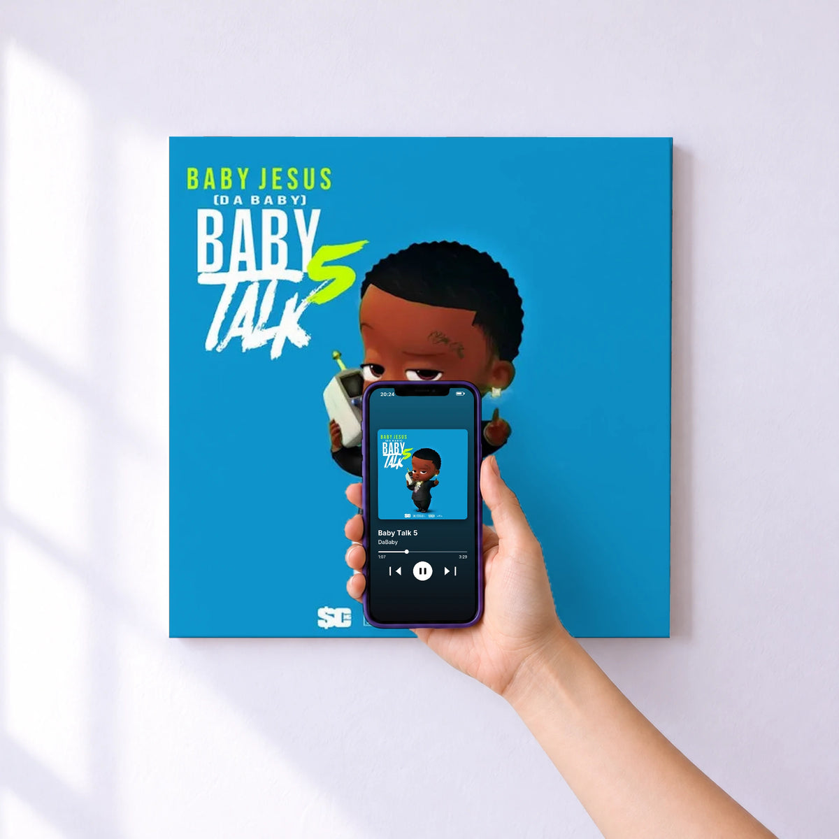Affiche connectée Baby Talk 5 de DaBaby au mur : l'album se lance en approchant le téléphone