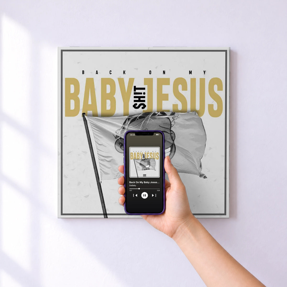 Affiche connectée Back On My Baby Jesus Sh!t de DaBaby au mur : l'album se lance en approchant le téléphone