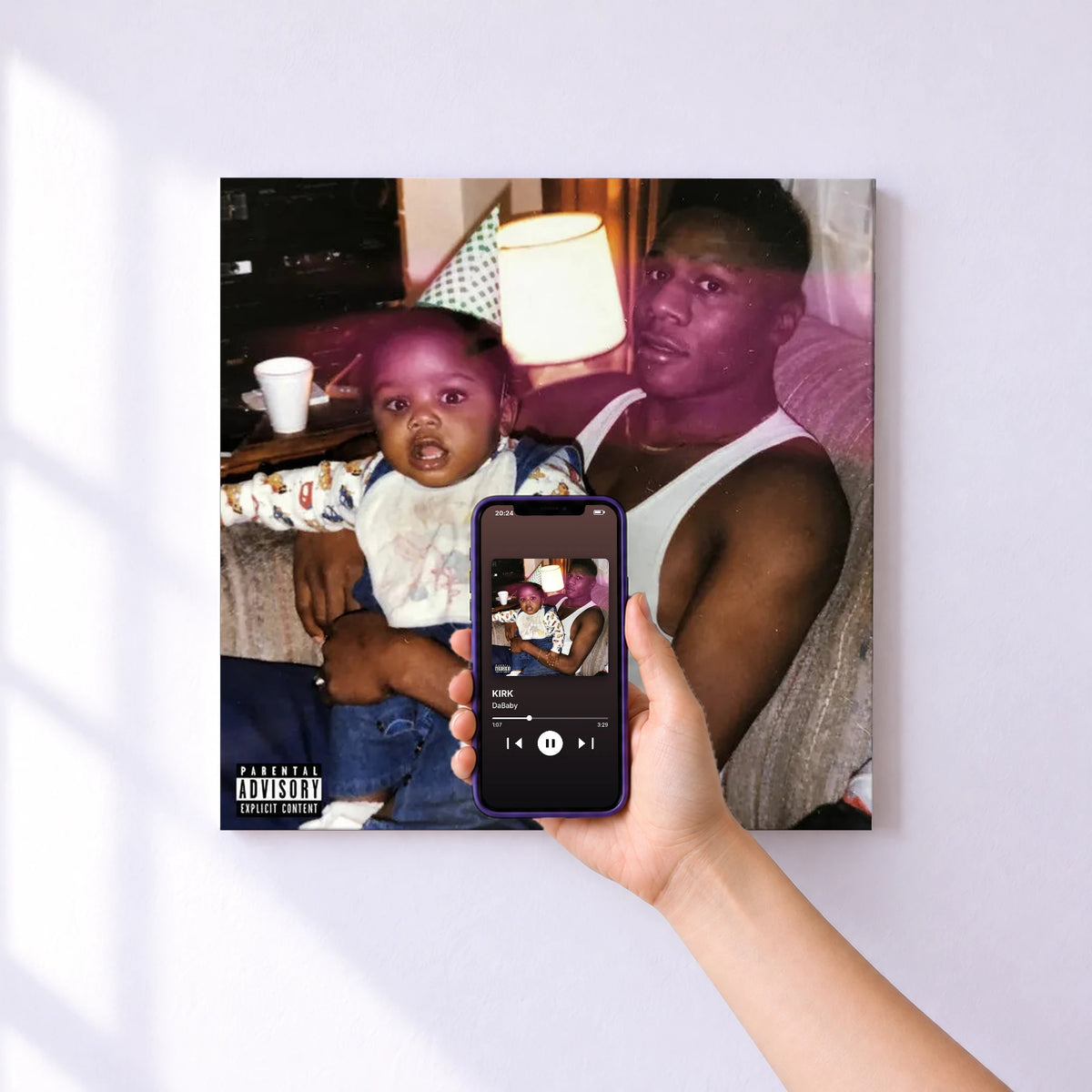 Affiche connectée KIRK de DaBaby au mur : l'album se lance en approchant le téléphone