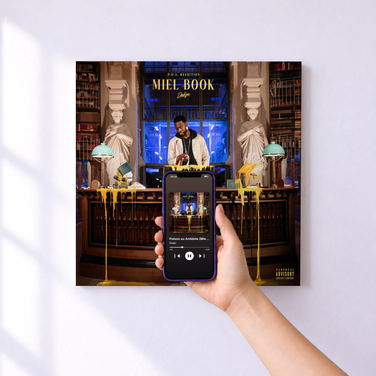 Affiche connectée Poison ou Antidote (Miel Book Edition) de Dadju au mur : l'album se lance en approchant le téléphone