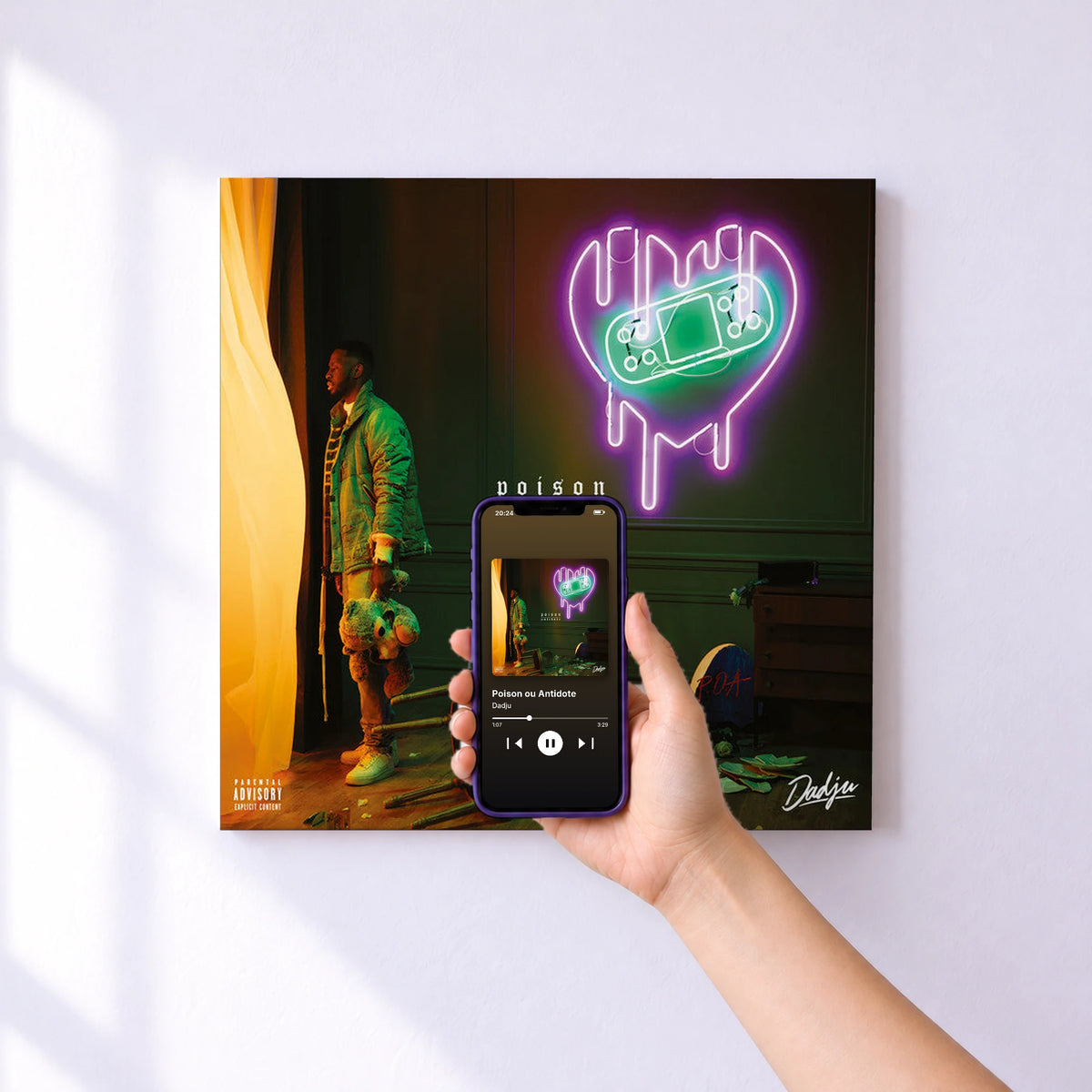 Affiche connectée Poison ou Antidote de Dadju au mur : l'album se lance en approchant le téléphone