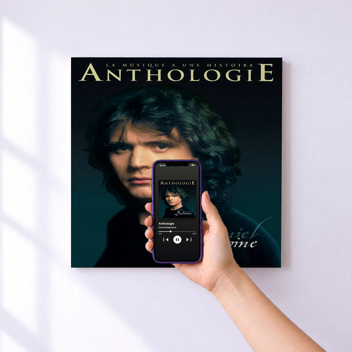 Affiche connectée Anthologie de Daniel Balavoine au mur : l'album se lance en approchant le téléphone