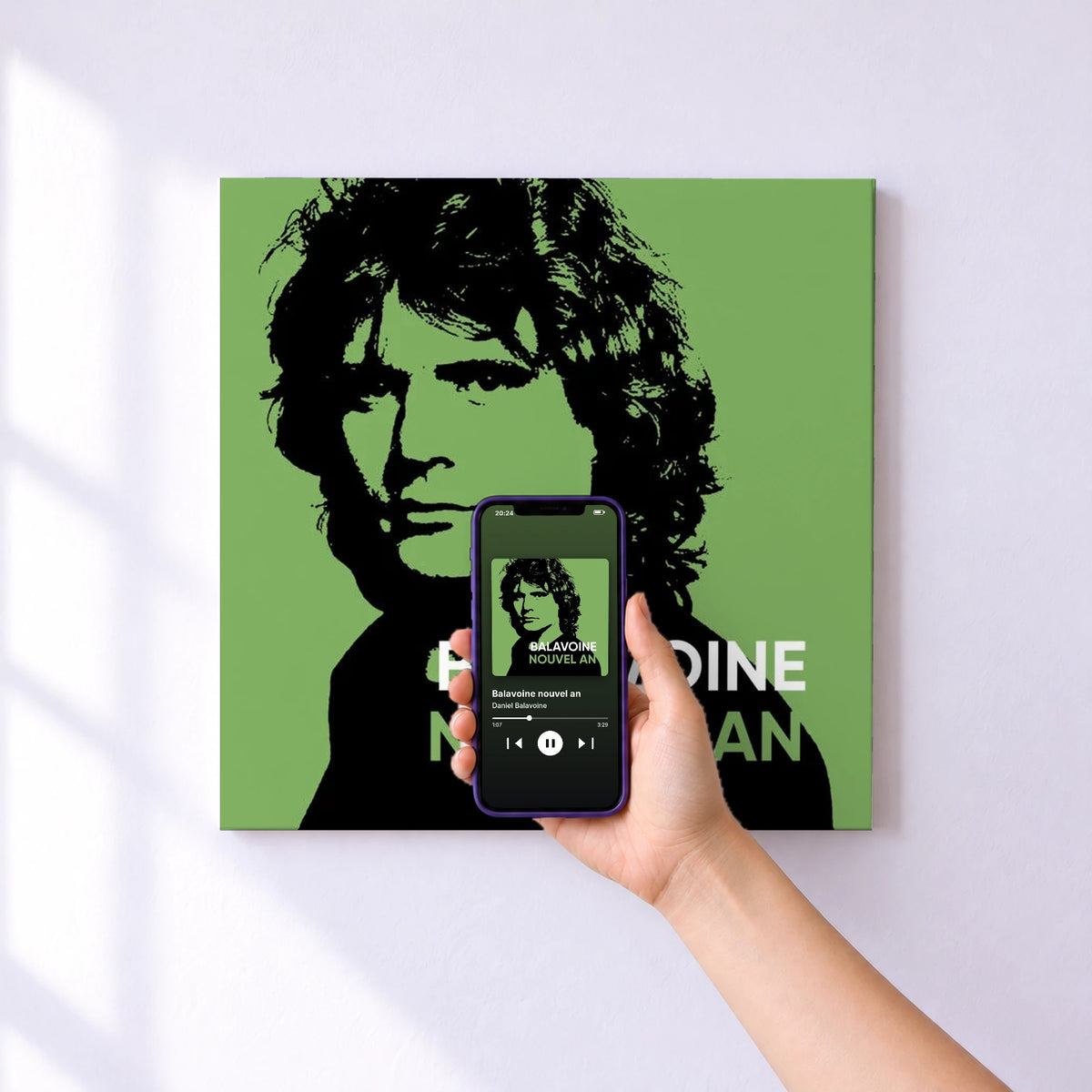 Affiche connectée Balavoine nouvel an de Daniel Balavoine au mur : l'album se lance en approchant le téléphone