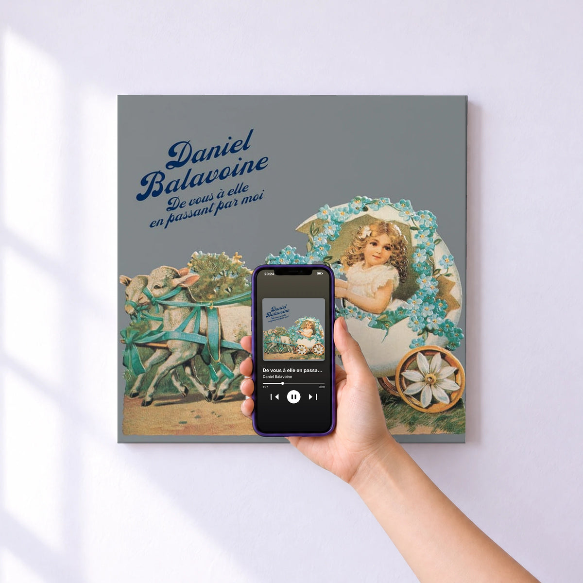 Affiche connectée De vous à elle en passant par moi (Remastered) de Daniel Balavoine au mur : l'album se lance en approchant le téléphone