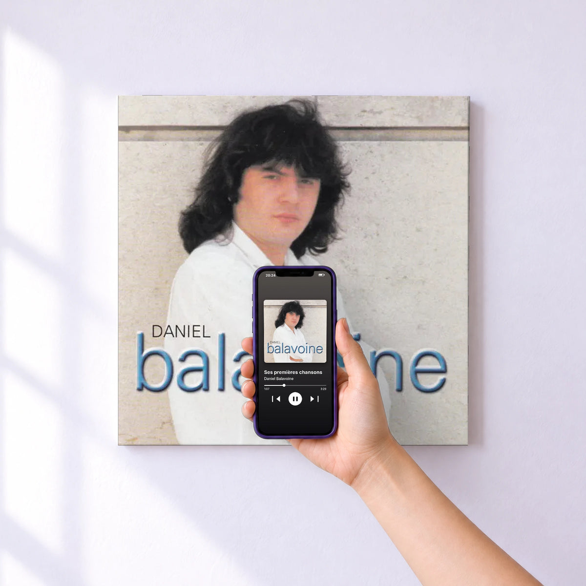 Affiche connectée Ses premières chansons de Daniel Balavoine au mur : l'album se lance en approchant le téléphone