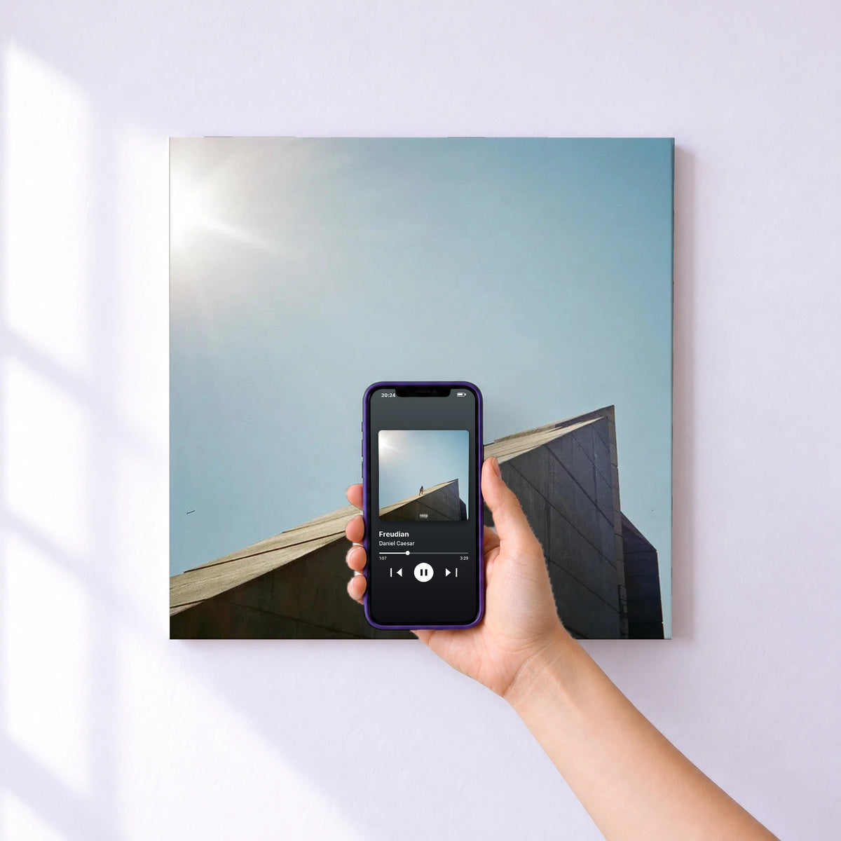 Affiche connectée Freudian de Daniel Caesar au mur : l'album se lance en approchant le téléphone