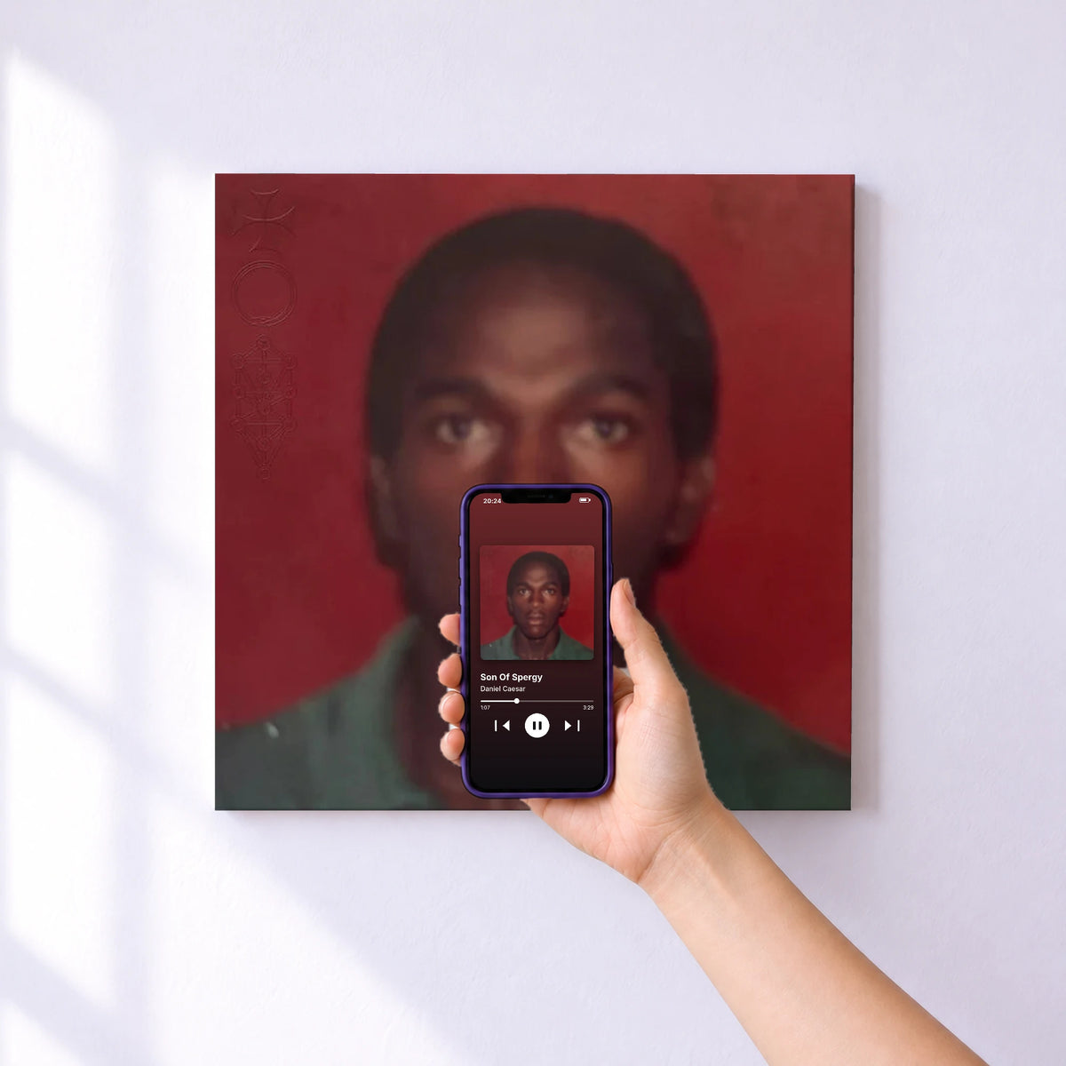 Affiche connectée Son Of Spergy de Daniel Caesar au mur : l'album se lance en approchant le téléphone
