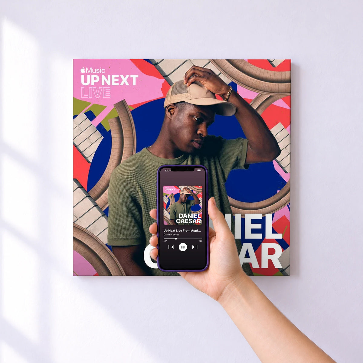 Affiche connectée Up Next Live From Apple Covent Garden de Daniel Caesar au mur : l'album se lance en approchant le téléphone