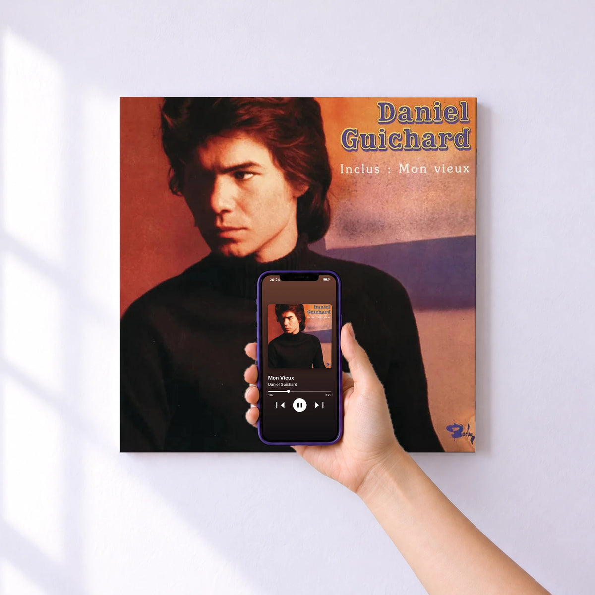 Affiche connectée Mon Vieux de Daniel Guichard au mur : l'album se lance en approchant le téléphone