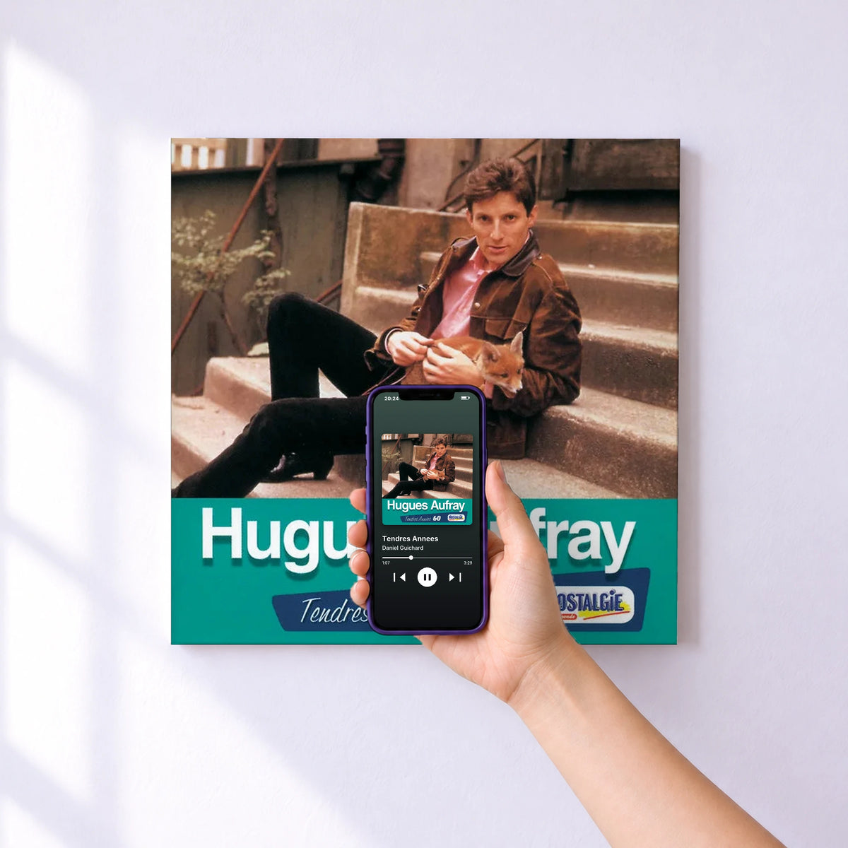 Affiche connectée Tendres Annees de Daniel Guichard au mur : l'album se lance en approchant le téléphone