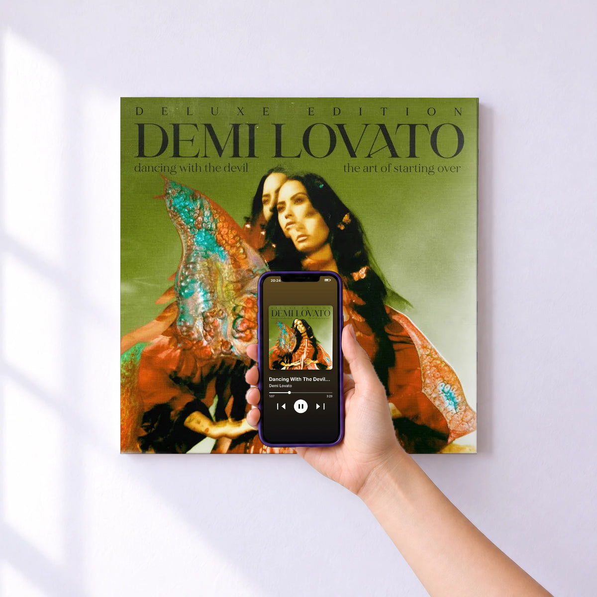 Affiche connectée Dancing With The Devil…The Art of Starting Over (Deluxe Edition) de Demi Lovato au mur : l'album se lance en approchant le téléphone