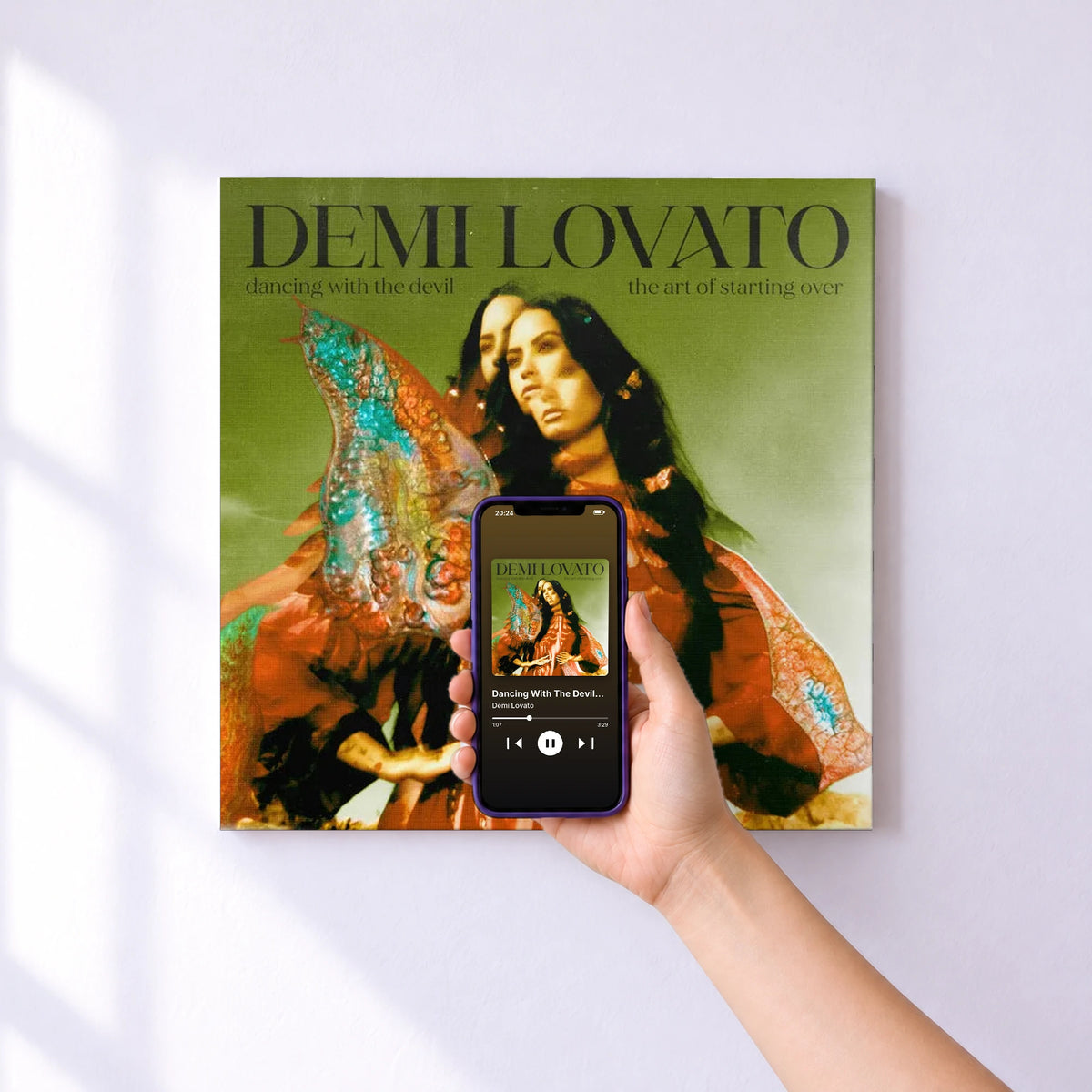 Affiche connectée Dancing With The Devil…The Art of Starting Over (Expanded Edition) de Demi Lovato au mur : l'album se lance en approchant le téléphone