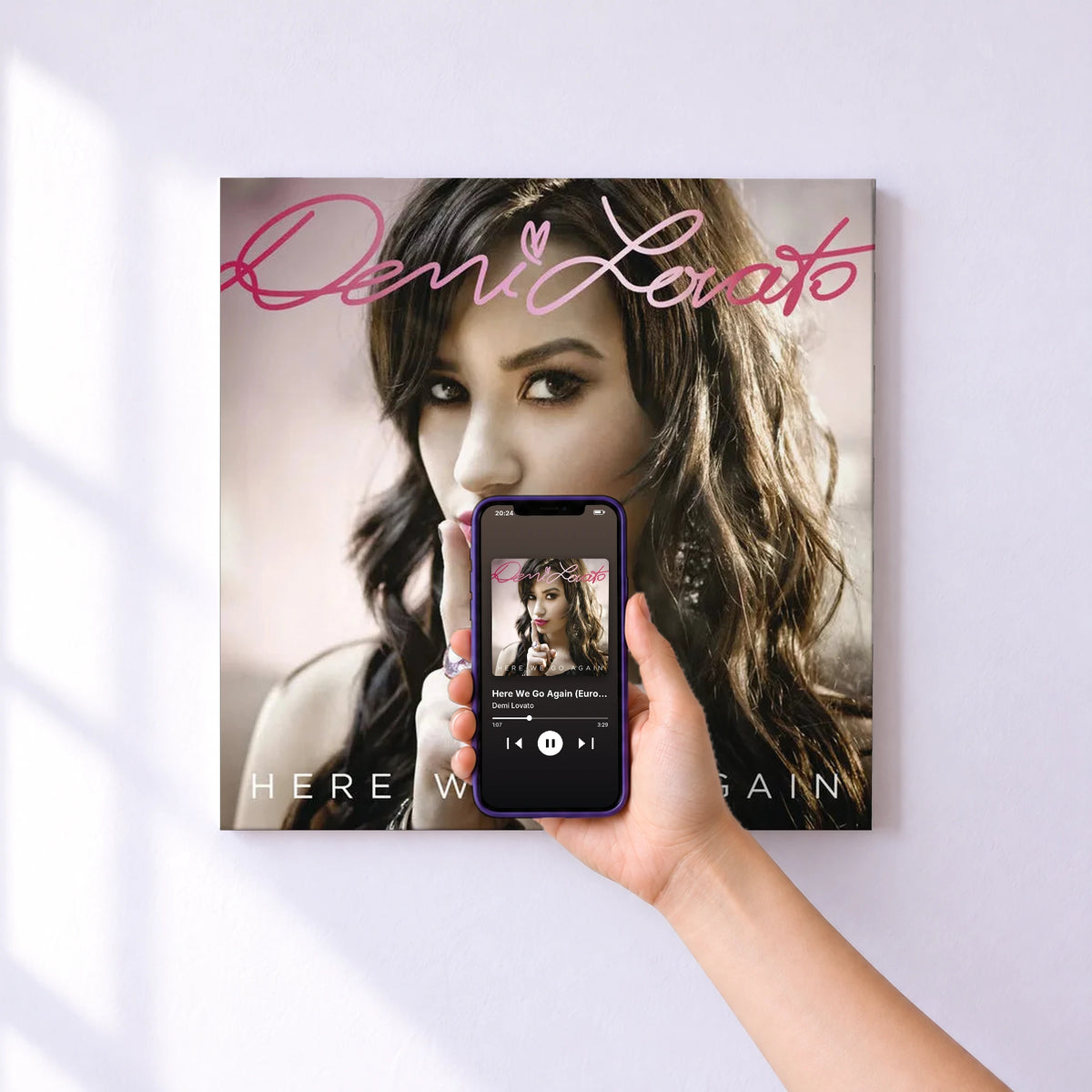 Affiche connectée Here We Go Again (European Version) de Demi Lovato au mur : l'album se lance en approchant le téléphone