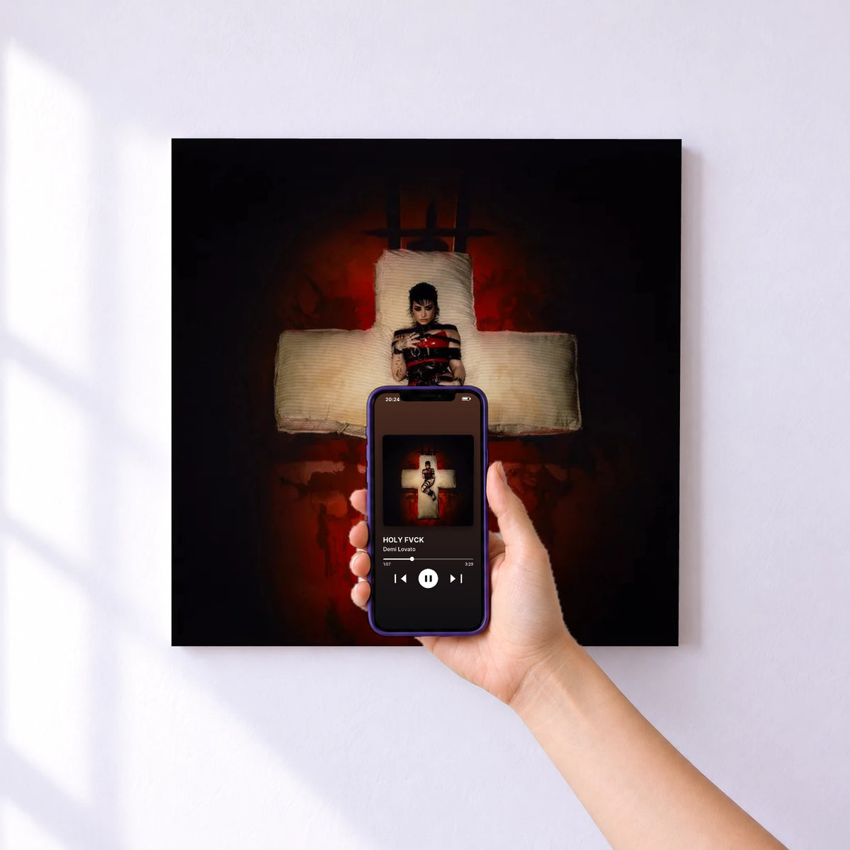 Affiche connectée HOLY FVCK de Demi Lovato au mur : l'album se lance en approchant le téléphone