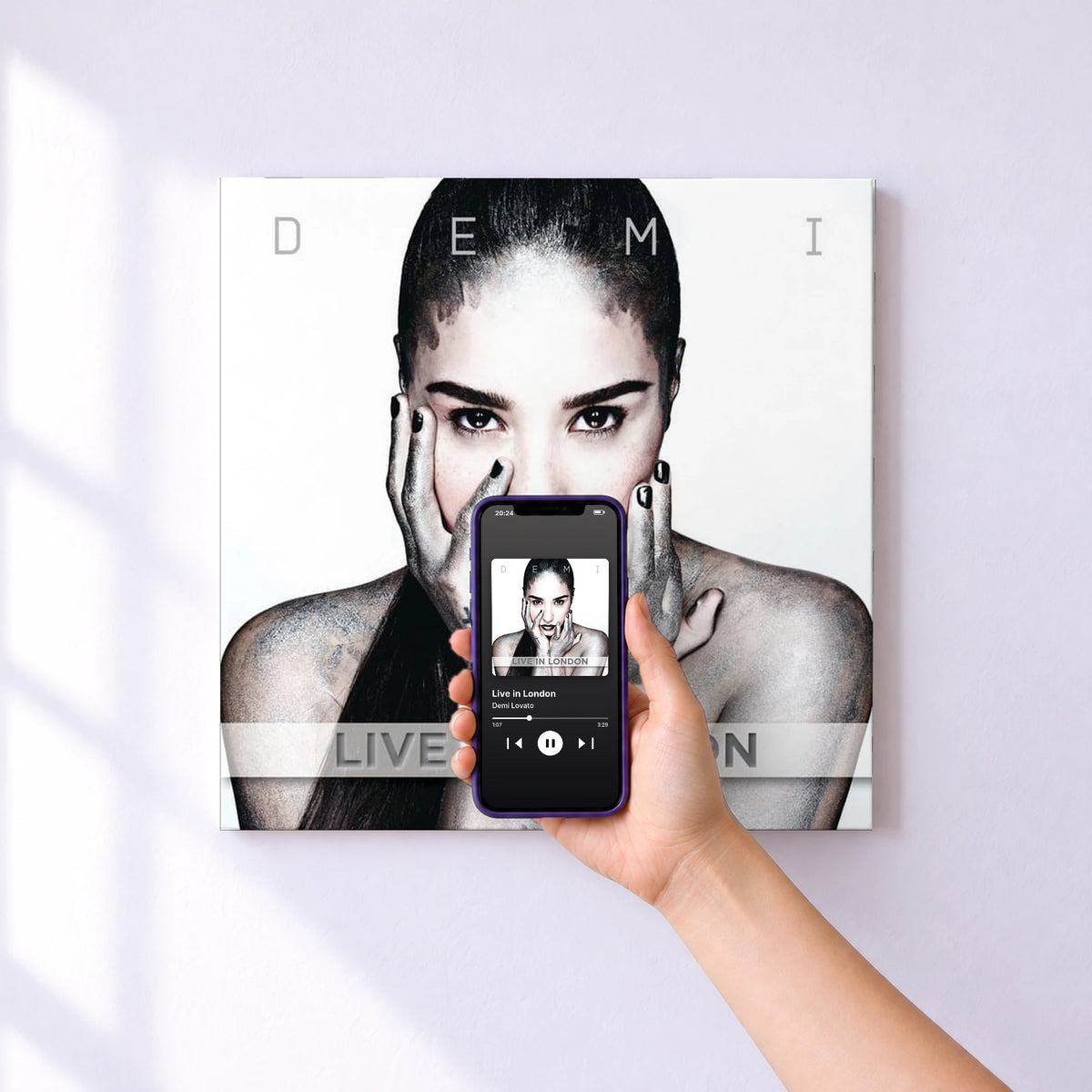 Affiche connectée Live in London de Demi Lovato au mur : l'album se lance en approchant le téléphone