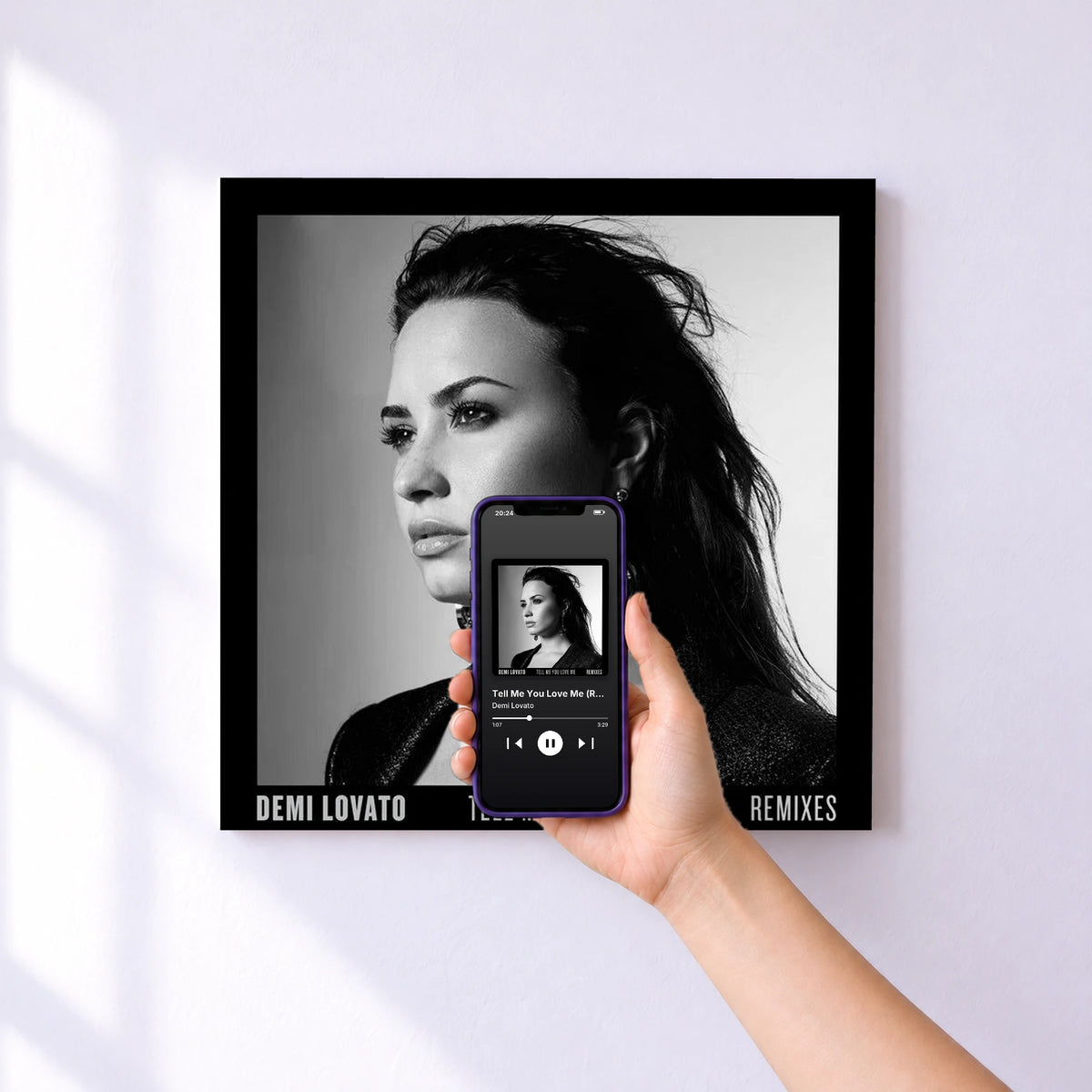 Affiche connectée Tell Me You Love Me (Remixes) de Demi Lovato au mur : l'album se lance en approchant le téléphone