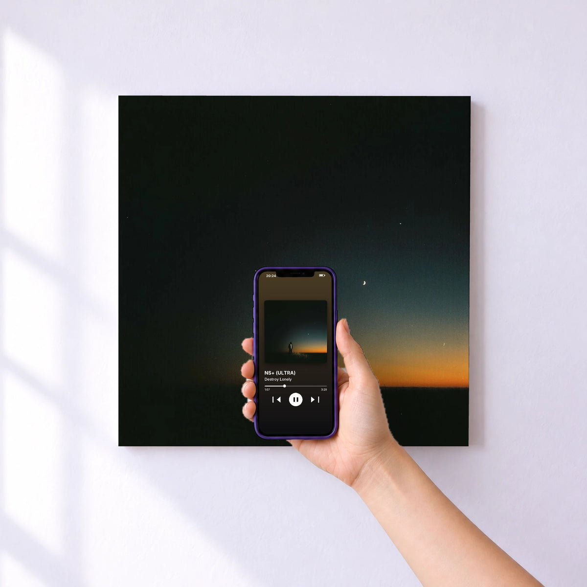 Affiche connectée NS+ (ULTRA) de Destroy Lonely au mur : l'album se lance en approchant le téléphone