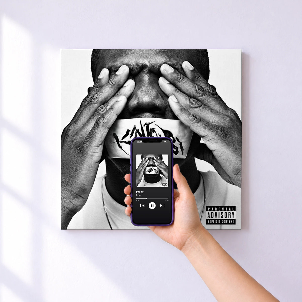 Affiche connectée Imany de Dinos au mur : l'album se lance en approchant le téléphone