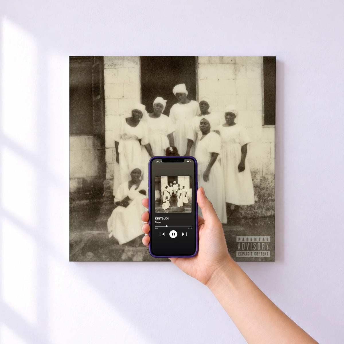 Affiche connectée KINTSUGI de Dinos au mur : l'album se lance en approchant le téléphone