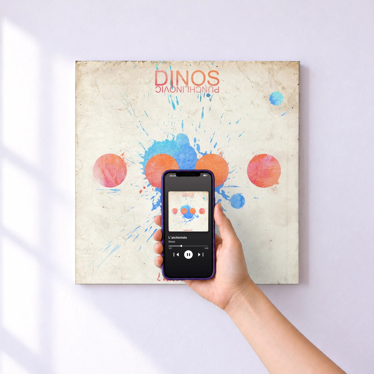Affiche connectée L'alchimiste de Dinos au mur : l'album se lance en approchant le téléphone