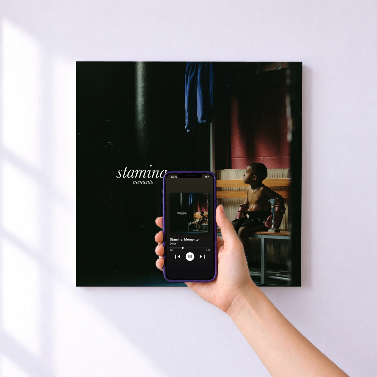 Affiche connectée Stamina, Memento de Dinos au mur : l'album se lance en approchant le téléphone
