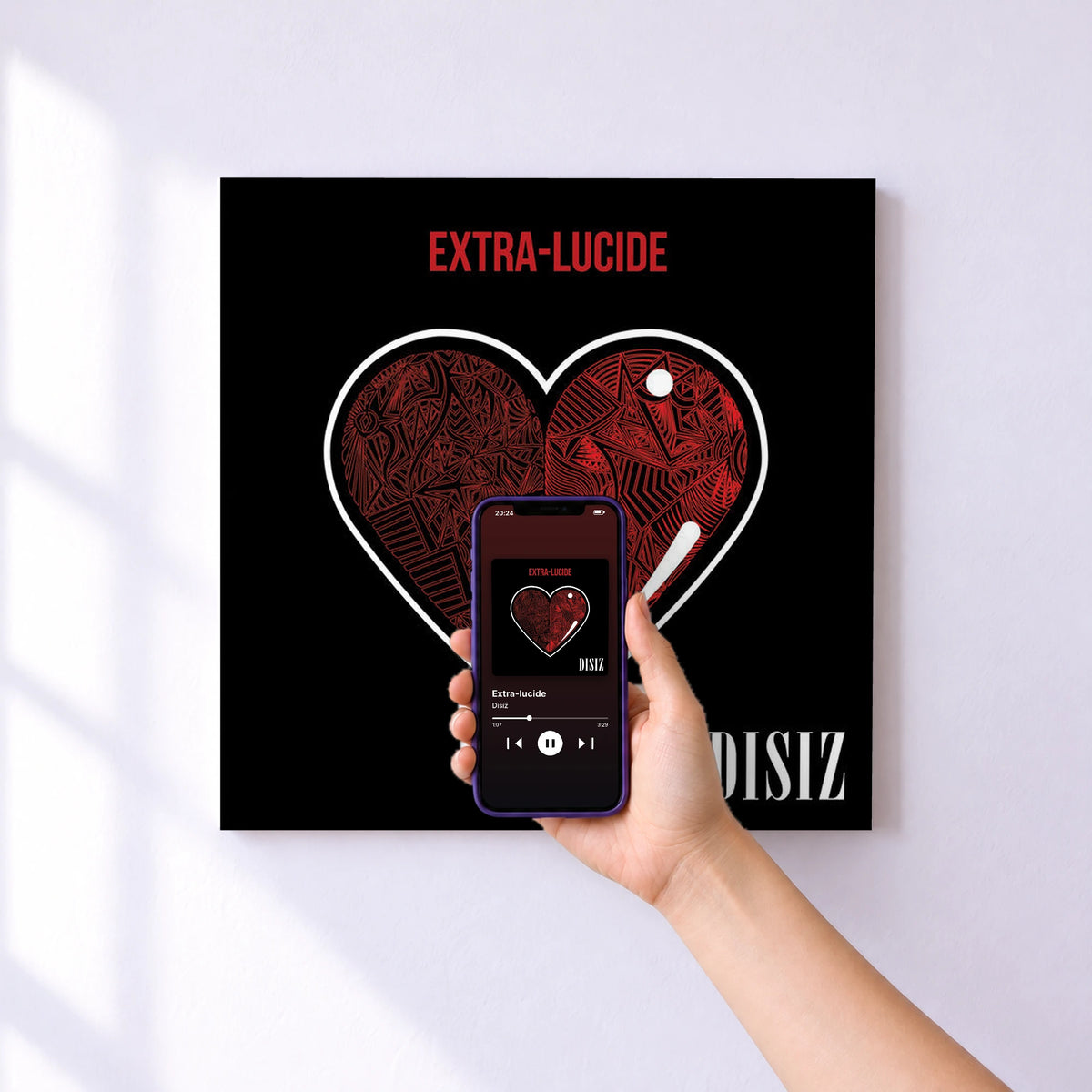 Affiche connectée Extra-lucide de Disiz au mur : l'album se lance en approchant le téléphone
