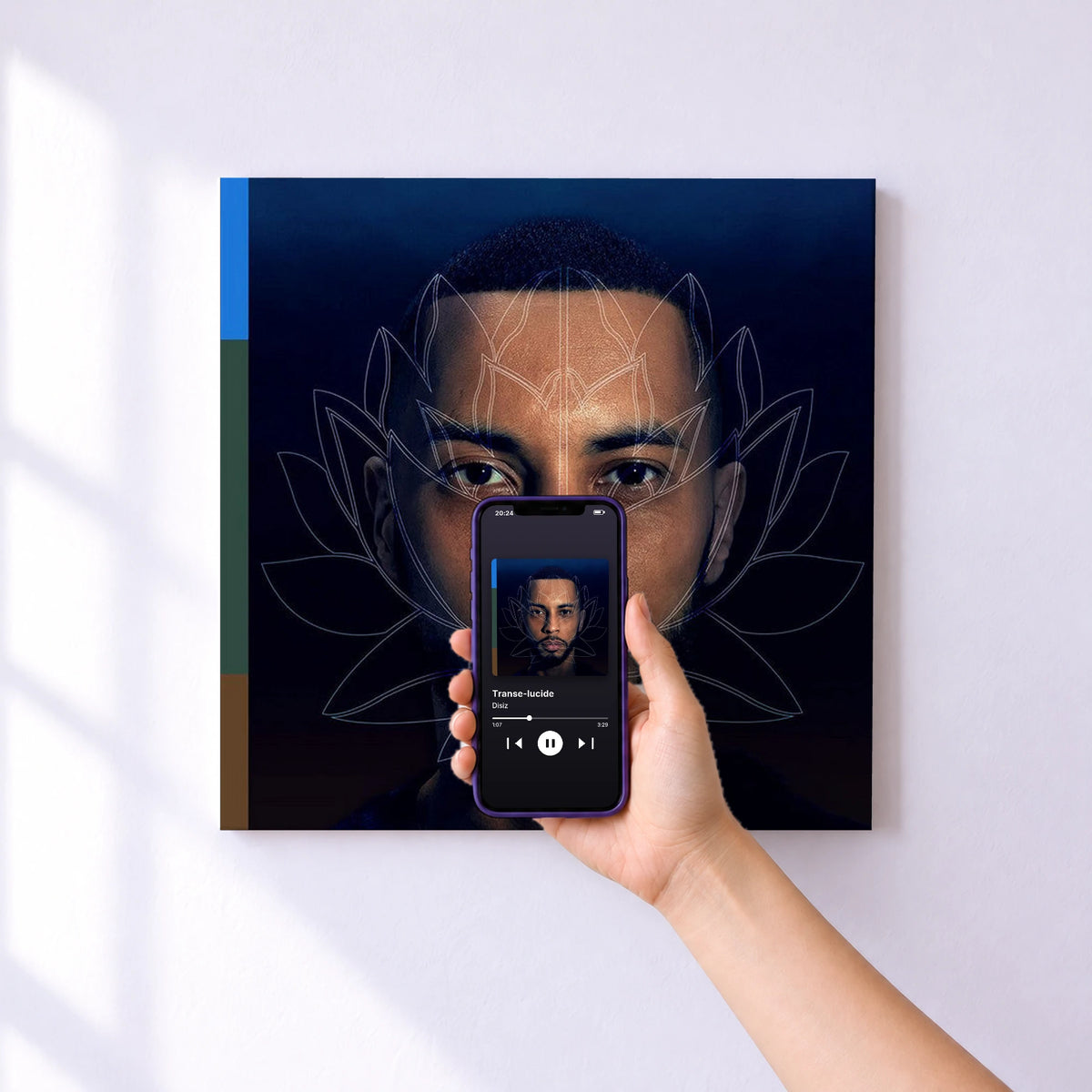 Affiche connectée Transe-lucide de Disiz au mur : l'album se lance en approchant le téléphone