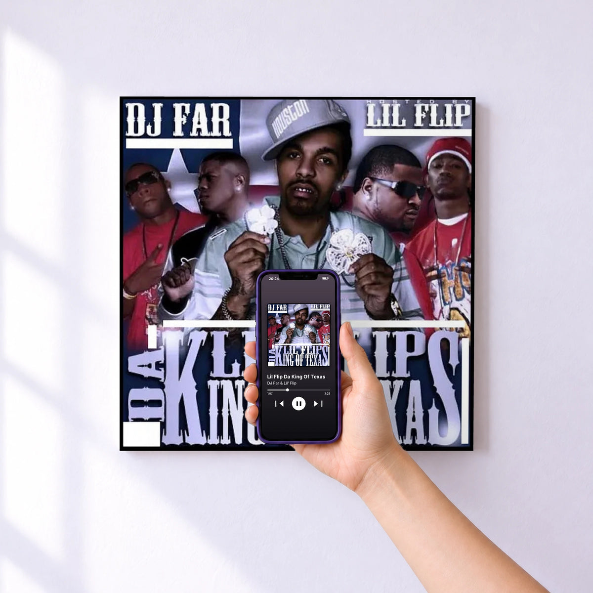 Affiche connectée Lil Flip Da King Of Texas de DJ Far & Lil' Flip au mur : l'album se lance en approchant le téléphone