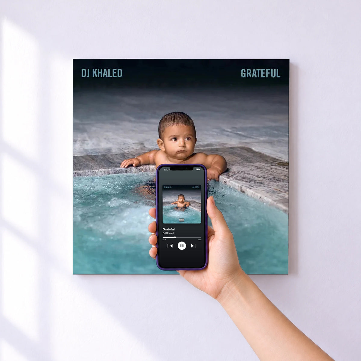 Affiche connectée Grateful de DJ Khaled au mur : l'album se lance en approchant le téléphone