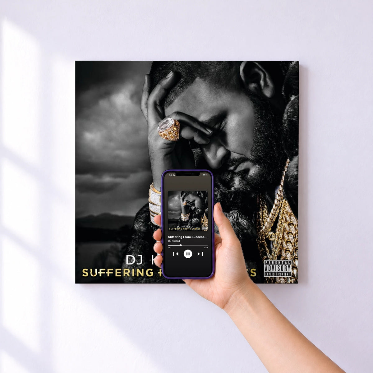 Affiche connectée Suffering From Success (Deluxe Version) de DJ Khaled au mur : l'album se lance en approchant le téléphone