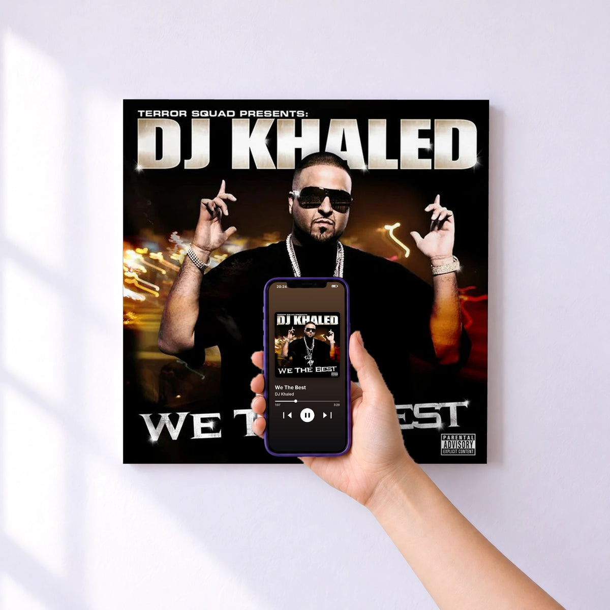 Affiche connectée We The Best de DJ Khaled au mur : l'album se lance en approchant le téléphone