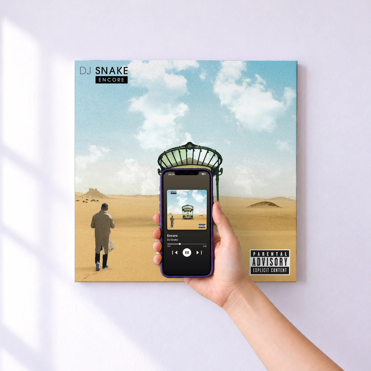 Affiche connectée Encore de DJ Snake au mur : l'album se lance en approchant le téléphone