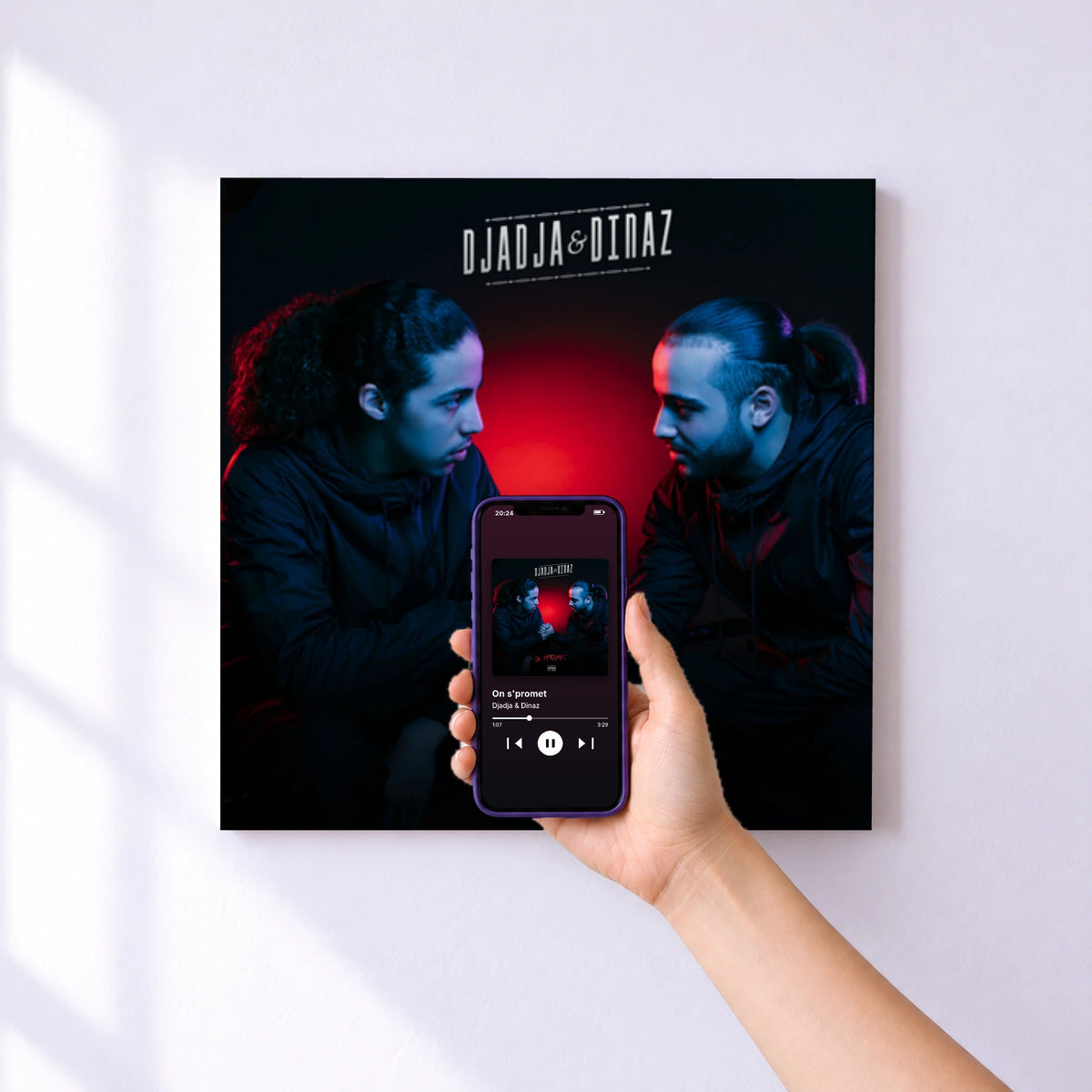 Affiche connectée On s'promet de Djadja & Dinaz au mur : l'album se lance en approchant le téléphone