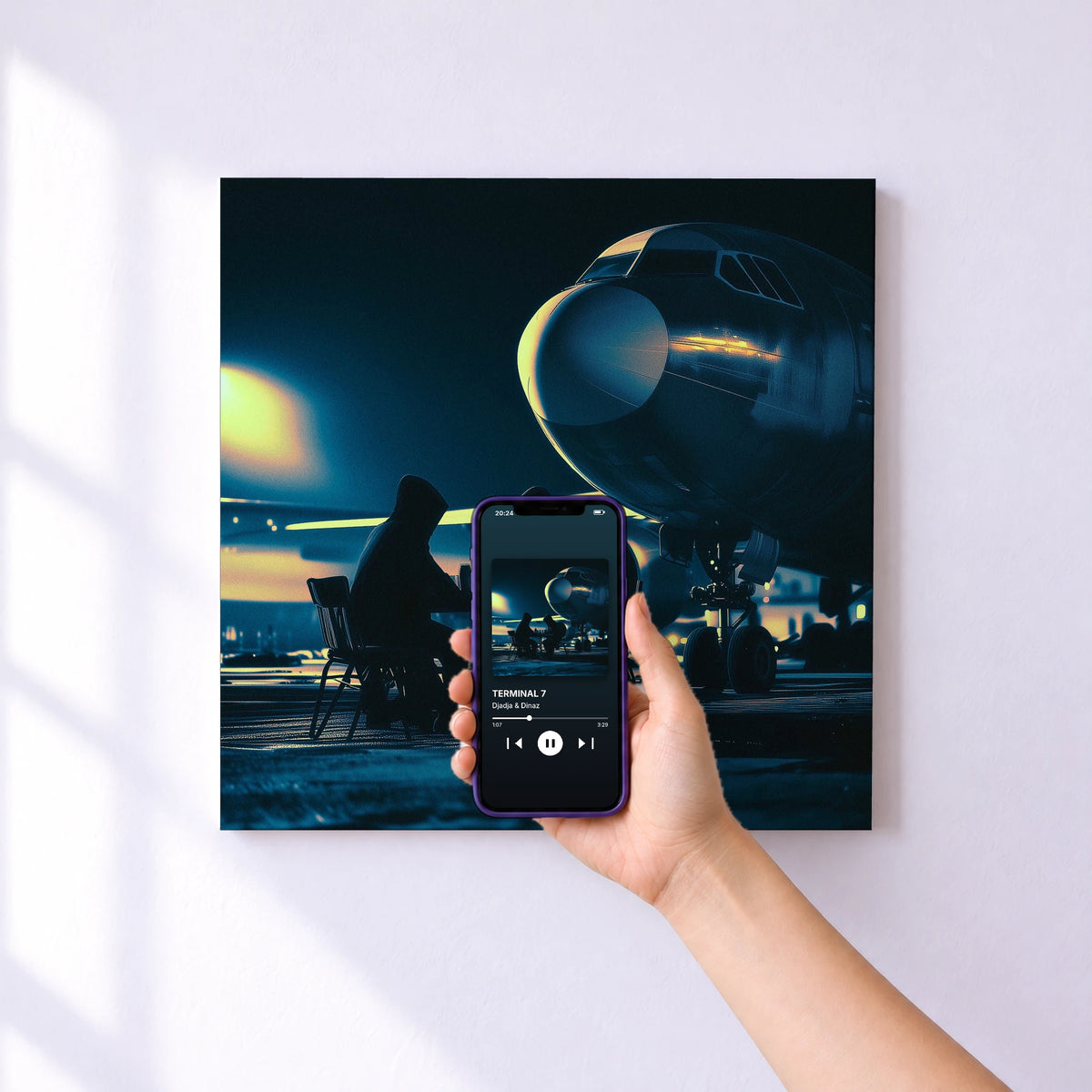 Affiche connectée TERMINAL 7 de Djadja & Dinaz au mur : l'album se lance en approchant le téléphone