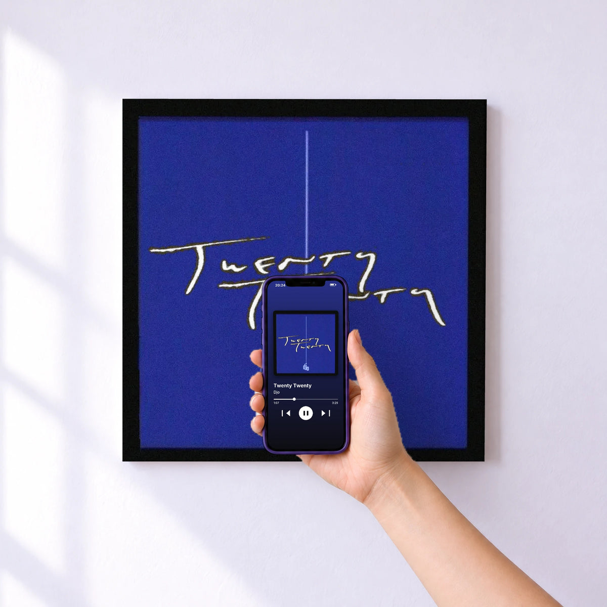 Affiche connectée Twenty Twenty de Djo au mur : l'album se lance en approchant le téléphone