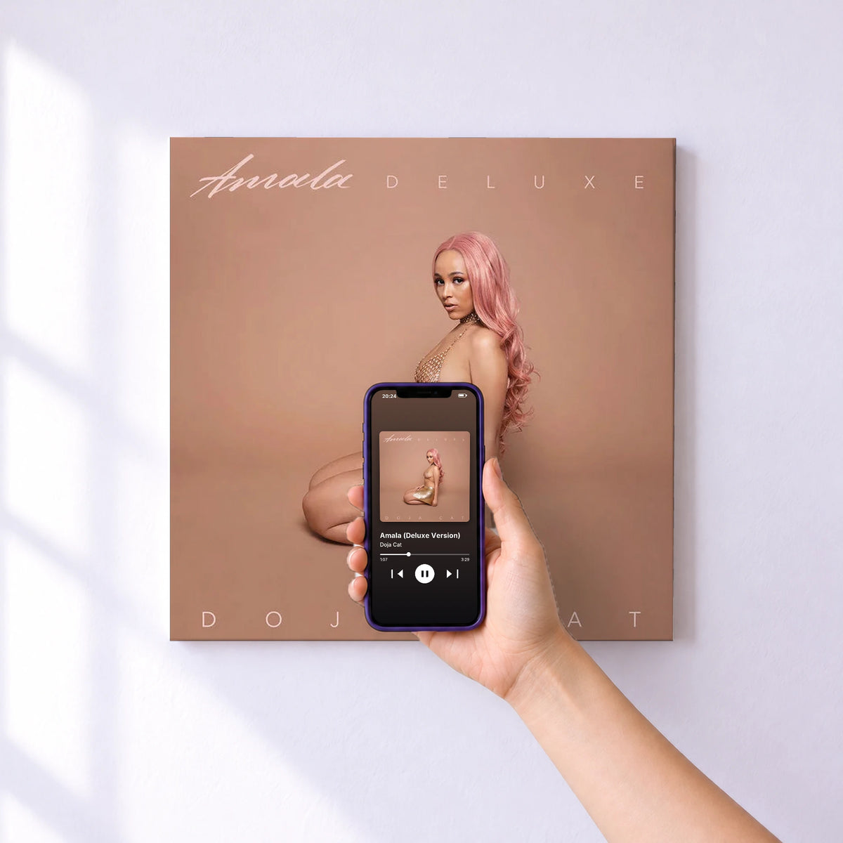 Affiche connectée Amala (Deluxe Version) de Doja Cat au mur : l'album se lance en approchant le téléphone