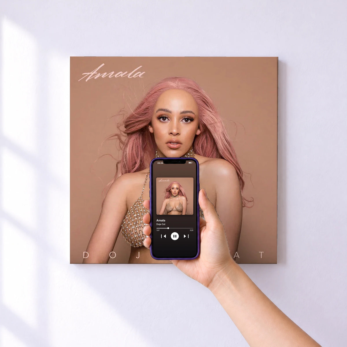 Affiche connectée Amala de Doja Cat au mur : l'album se lance en approchant le téléphone