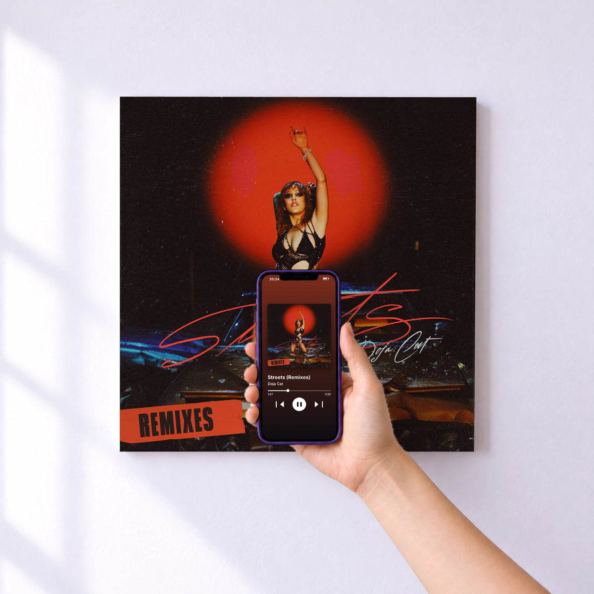 Affiche connectée Streets (Remixes) de Doja Cat au mur : l'album se lance en approchant le téléphone
