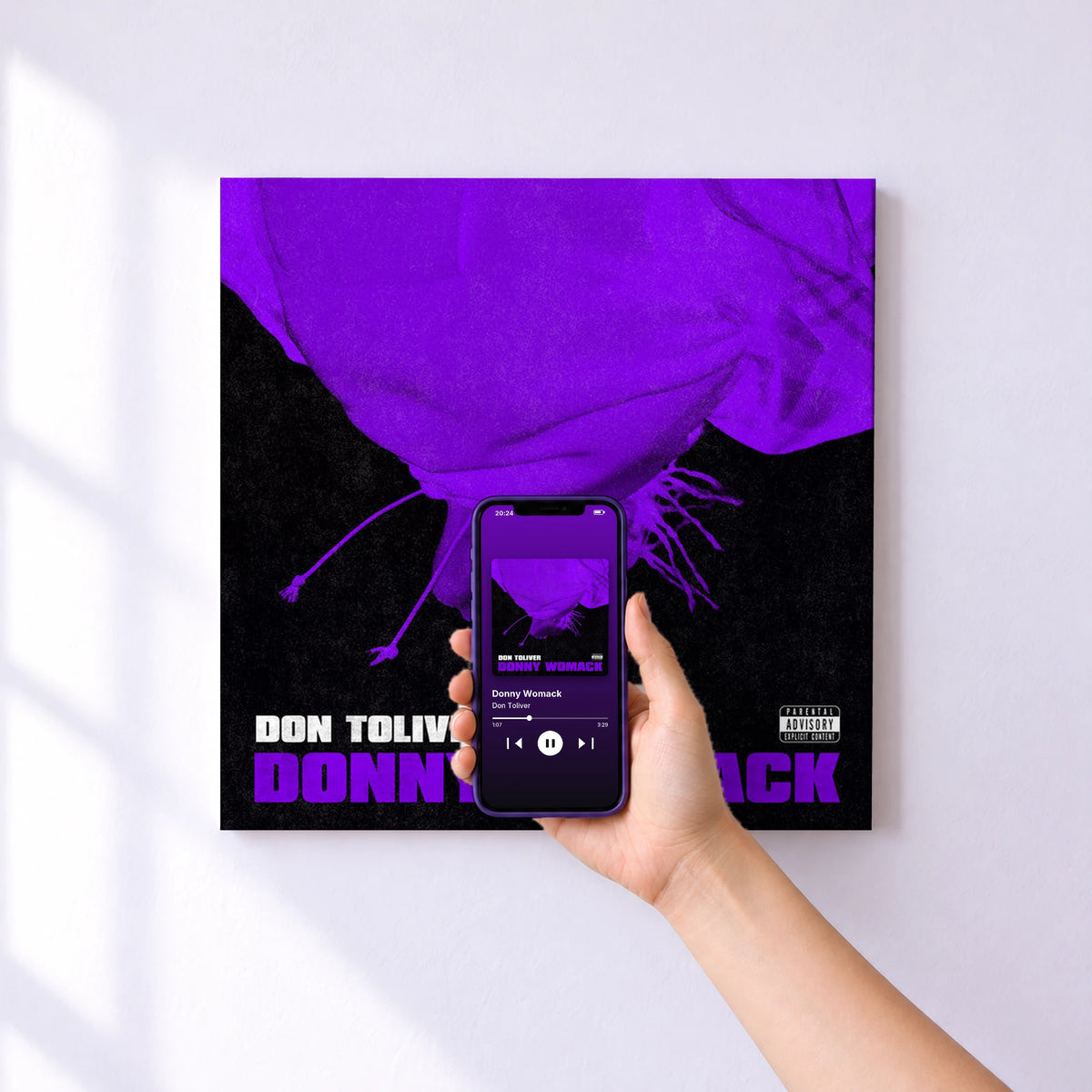 Affiche connectée Donny Womack de Don Toliver au mur : l'album se lance en approchant le téléphone