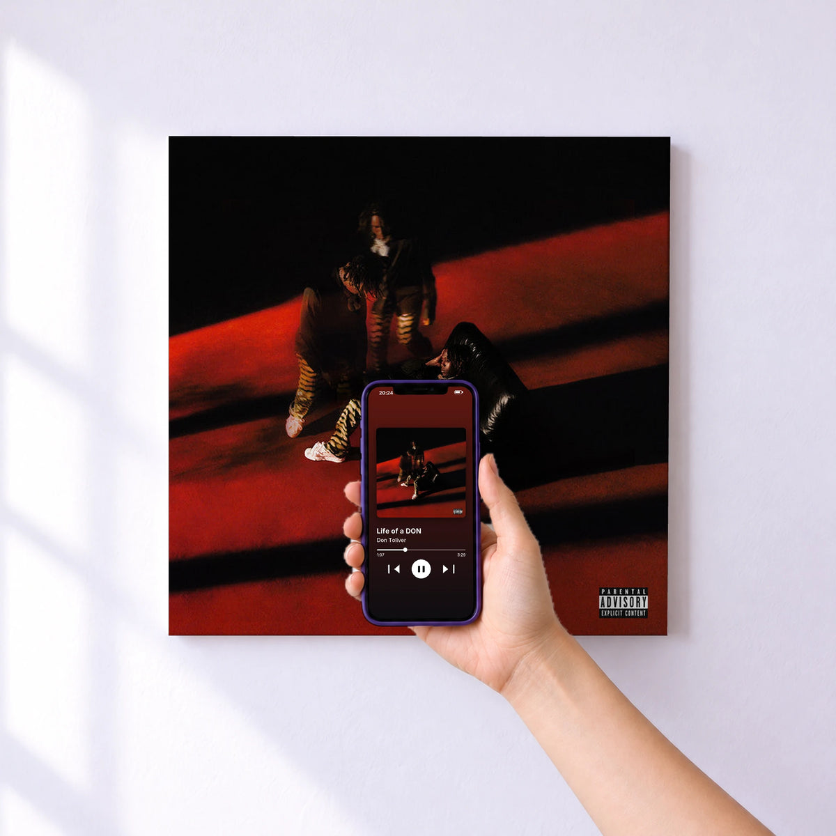 Affiche connectée Life of a DON de Don Toliver au mur : l'album se lance en approchant le téléphone