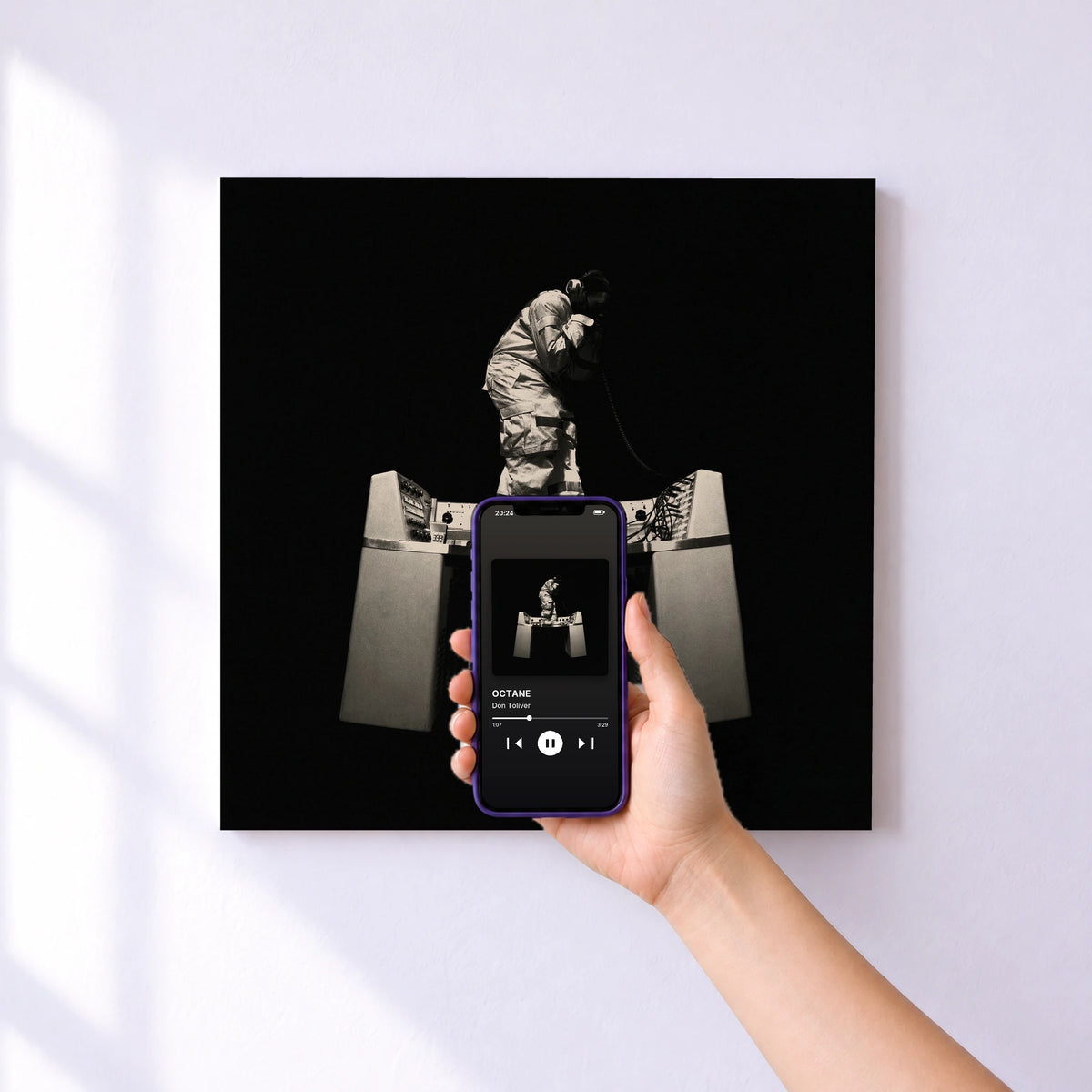 Affiche connectée OCTANE de Don Toliver au mur : l'album se lance en approchant le téléphone