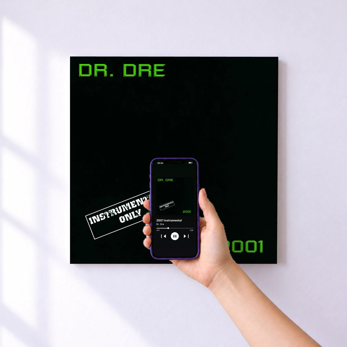 Affiche connectée 2001 Instrumental de Dr. Dre au mur : l'album se lance en approchant le téléphone